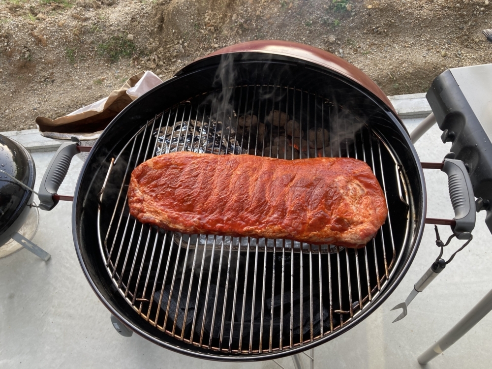 Weberグリルでの本格スペアリブ レシピ スモークリングのコツも解説 マッスルバーベキュー